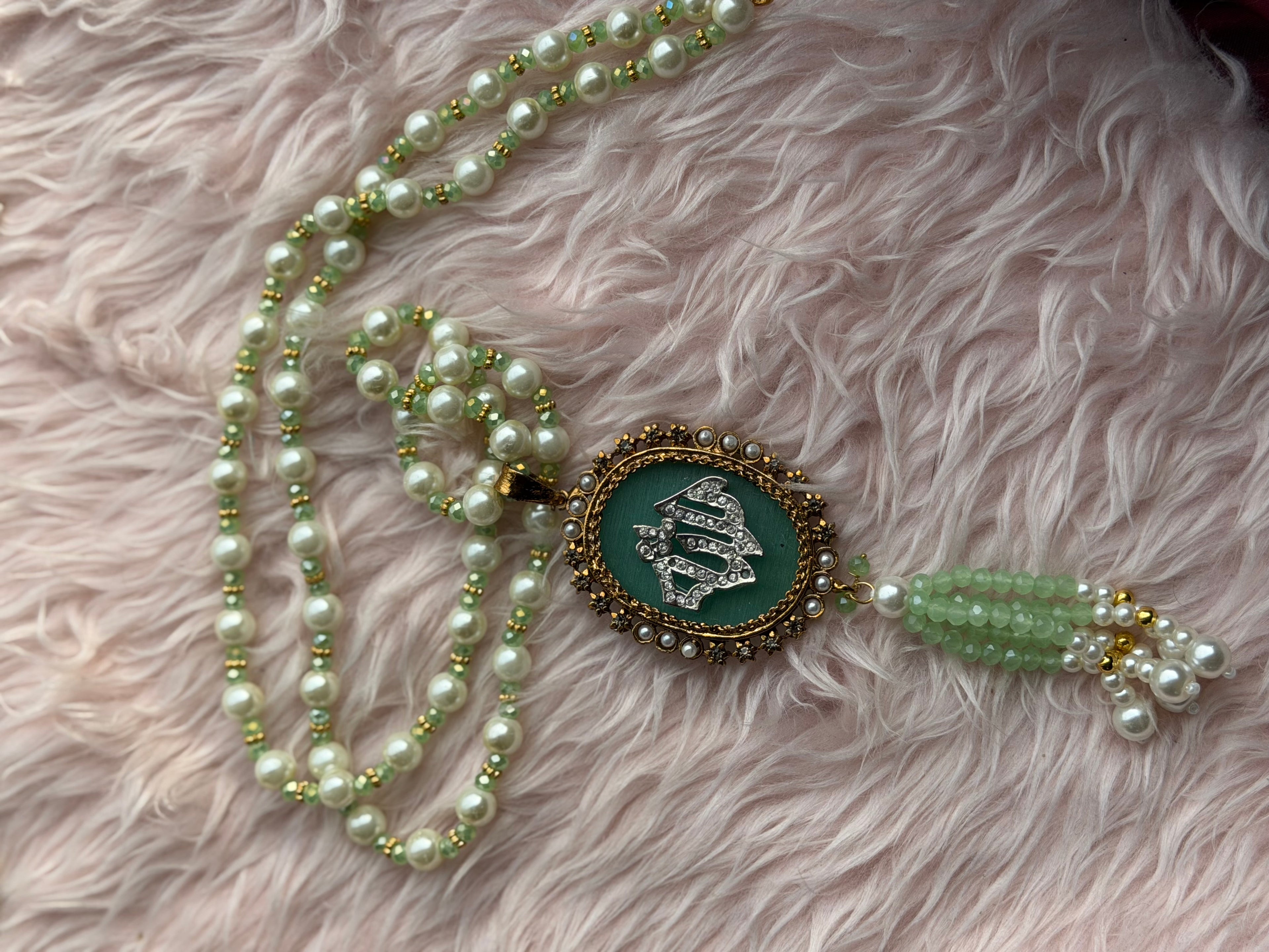 Calligraphic Pendants Round