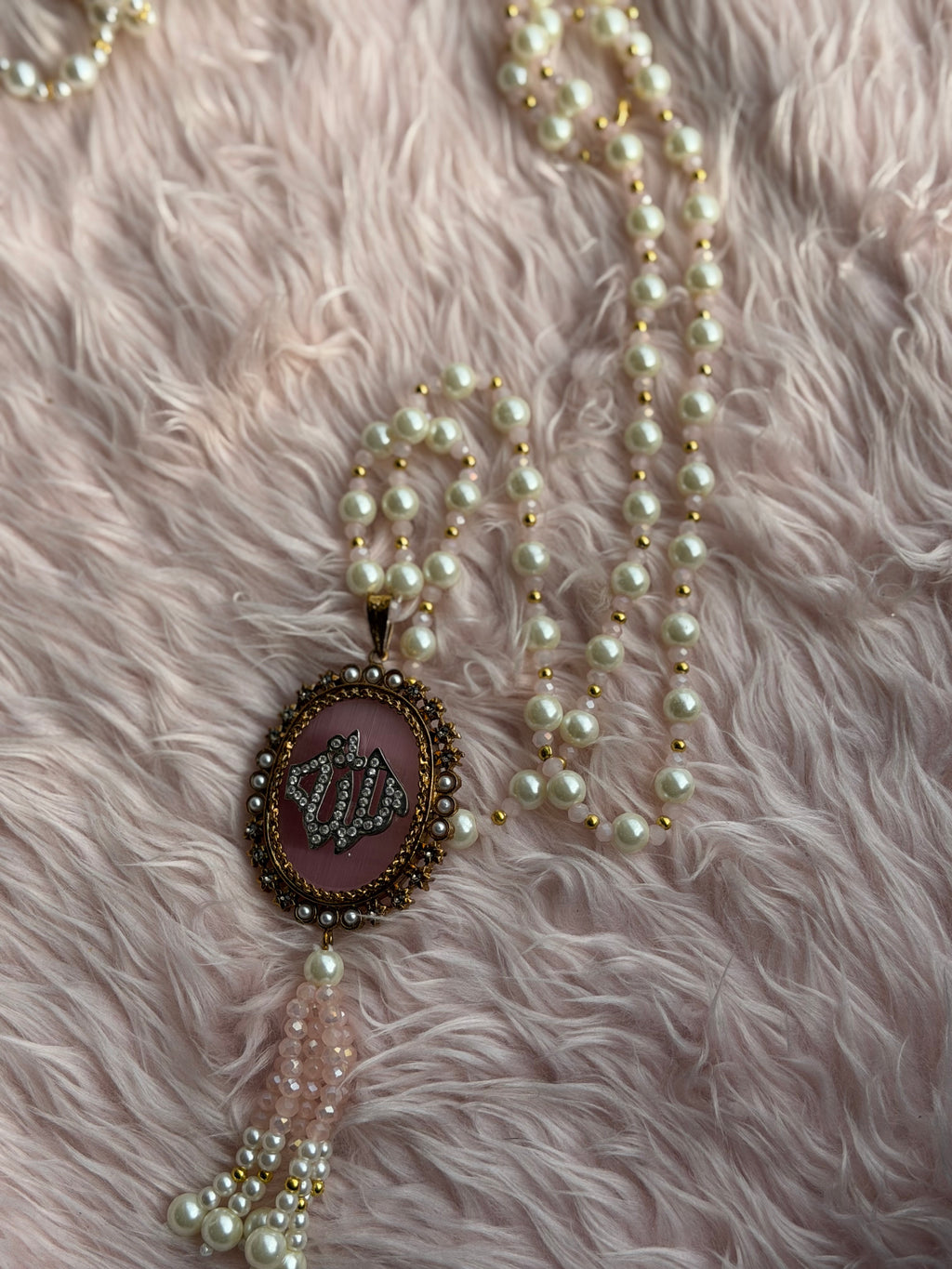 Calligraphic Pendants Round