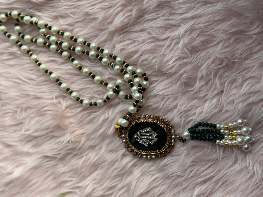 Calligraphic Pendants Round
