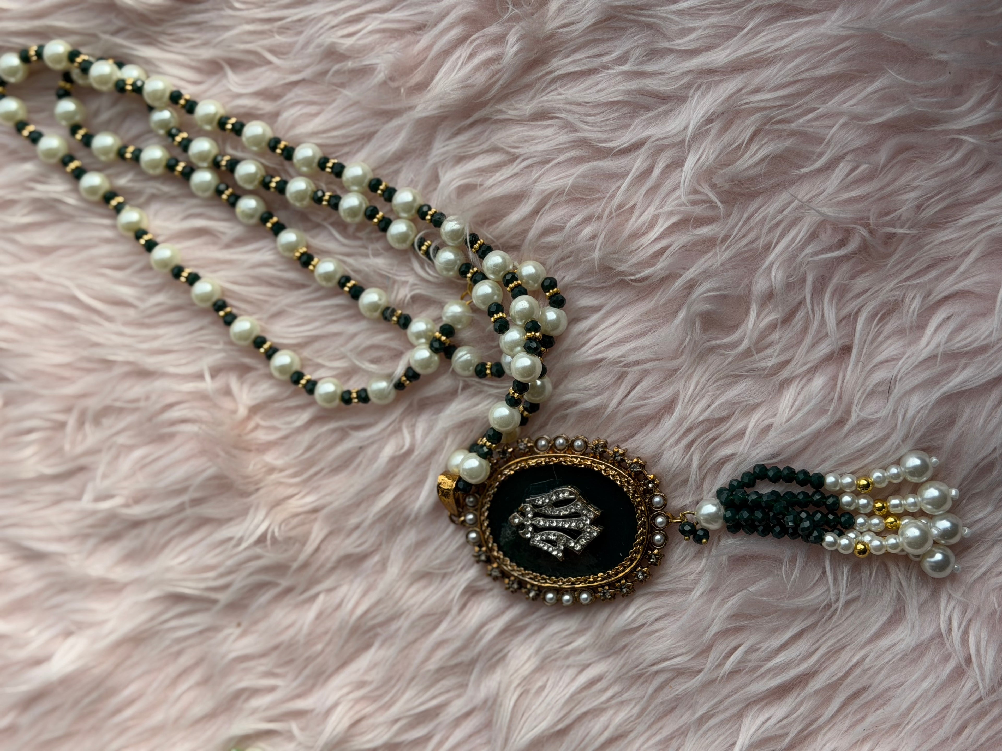 Calligraphic Pendants Round
