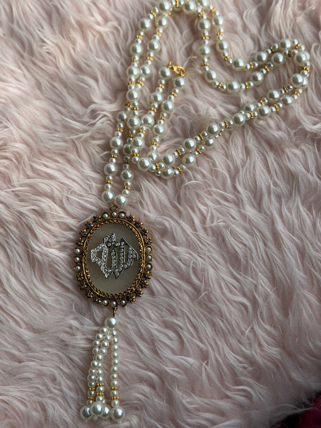 Calligraphic Pendants Round