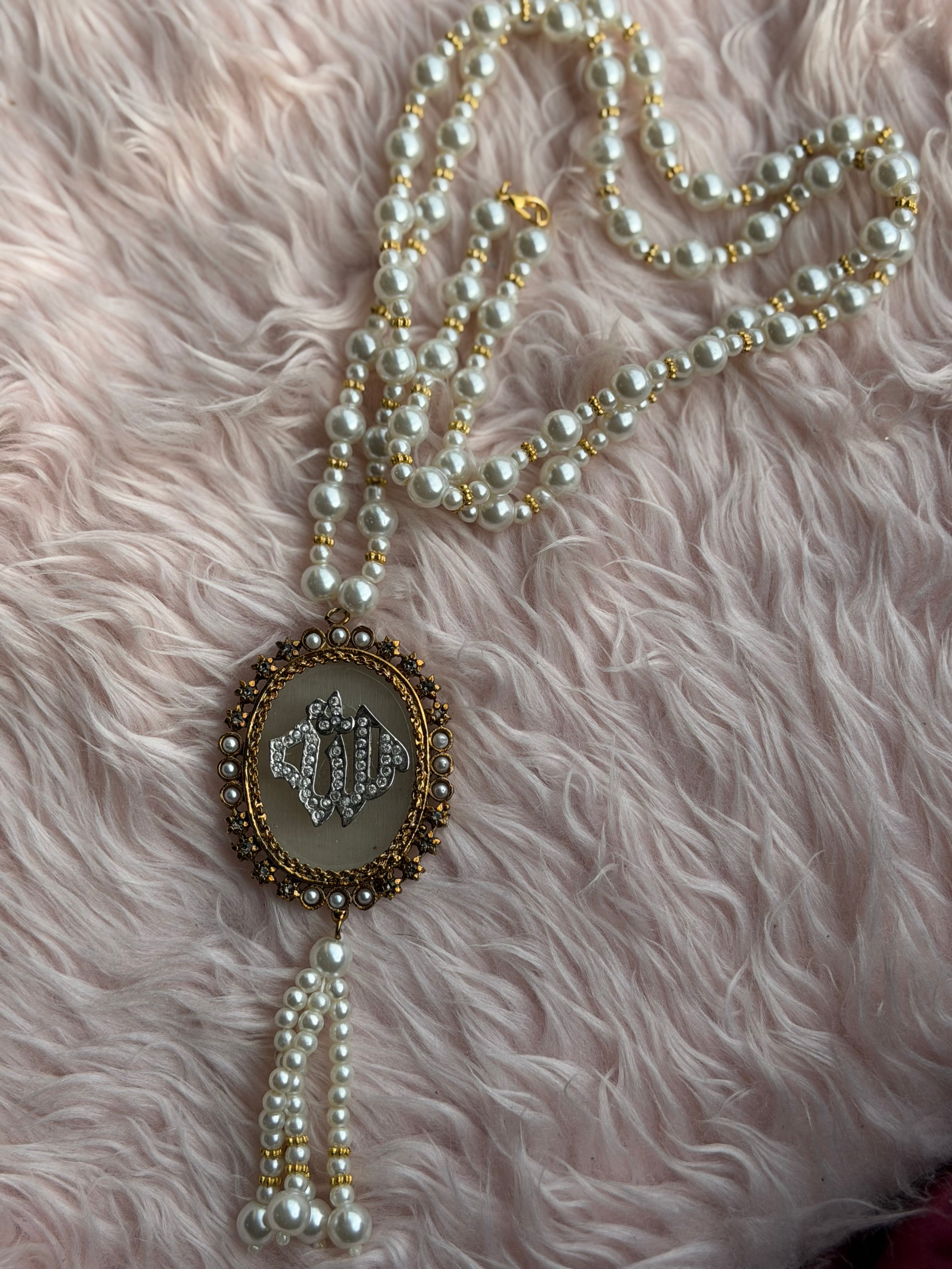 Calligraphic Pendants Round